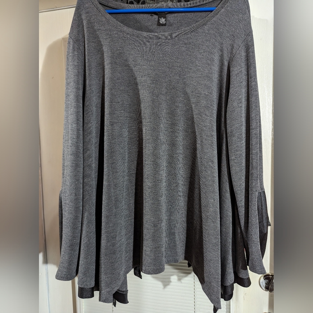 NEW DIRECTIONS WOMAN 1X GRAY W/FAUX LEATHER ON SLEEVES & SIDES PRE-LOVED SM HOLE